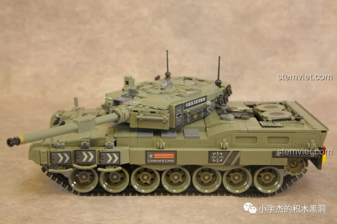 Góc nhìn phía sau của mô hình xe tăng Leopard 2 Panlos Brick 632003, với các chi tiết đèn hậu và lưới tản nhiệt.