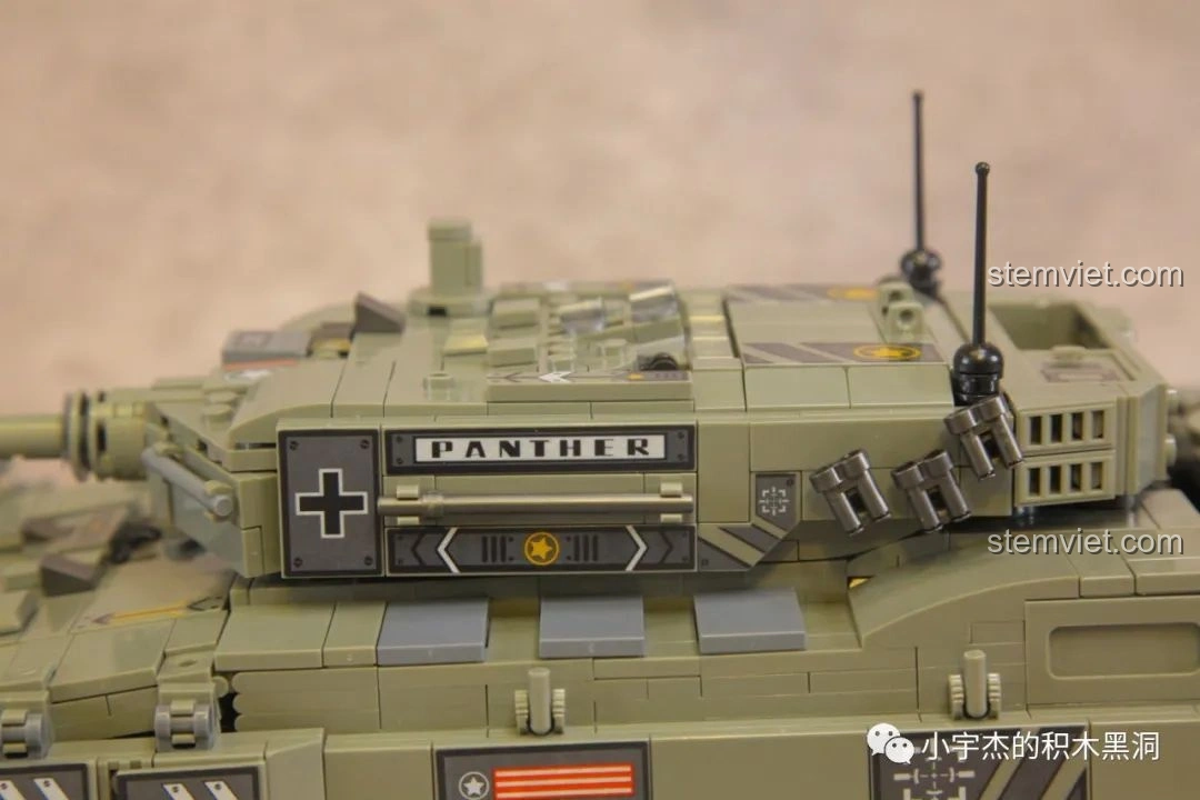 Góc nhìn phía trước của mô hình xe tăng Leopard 2 Panlos Brick 632003, với các chi tiết đèn và súng máy phía trước.