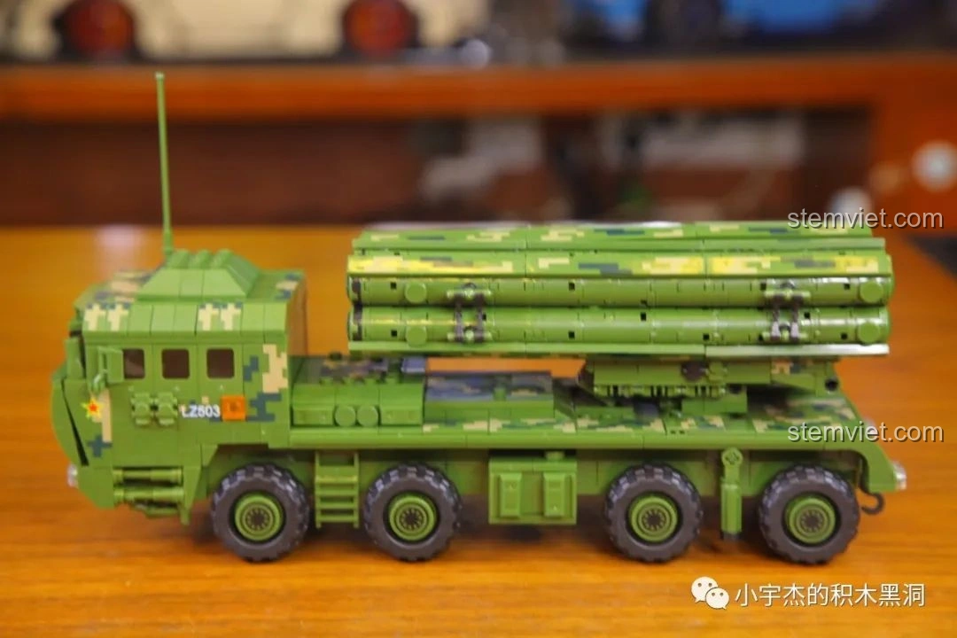 Mô hình xe tăng Merkava 4 của Panlos Brick, với lớp ngụy trang màu be và chi tiết xích, thể hiện sự đa dạng của dòng quân sự.