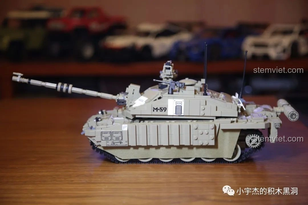 Mô hình xe tăng Merkava 4 của Panlos Brick, với lớp ngụy trang màu be và chi tiết xích, thể hiện sự đa dạng của dòng quân sự.