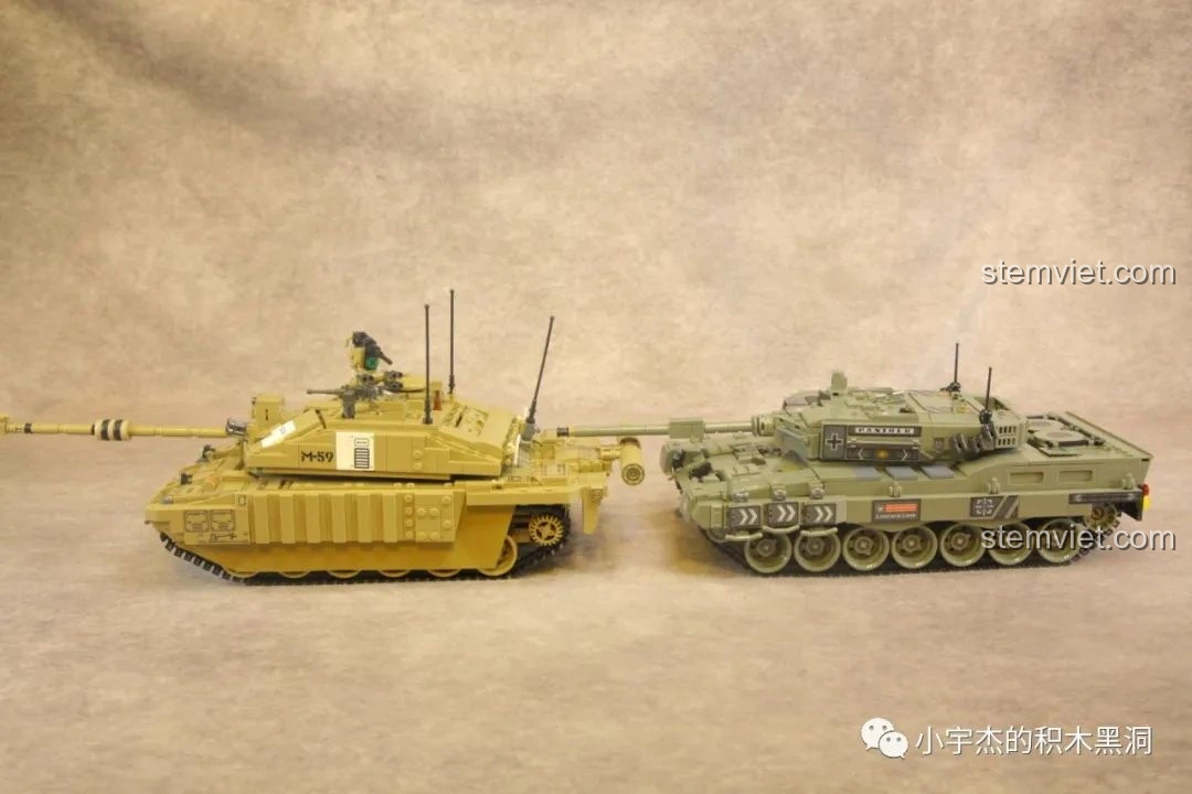 Mô hình xe tăng Merkava 4 của Panlos Brick, với lớp ngụy trang màu be và chi tiết xích, thể hiện sự đa dạng của dòng quân sự.