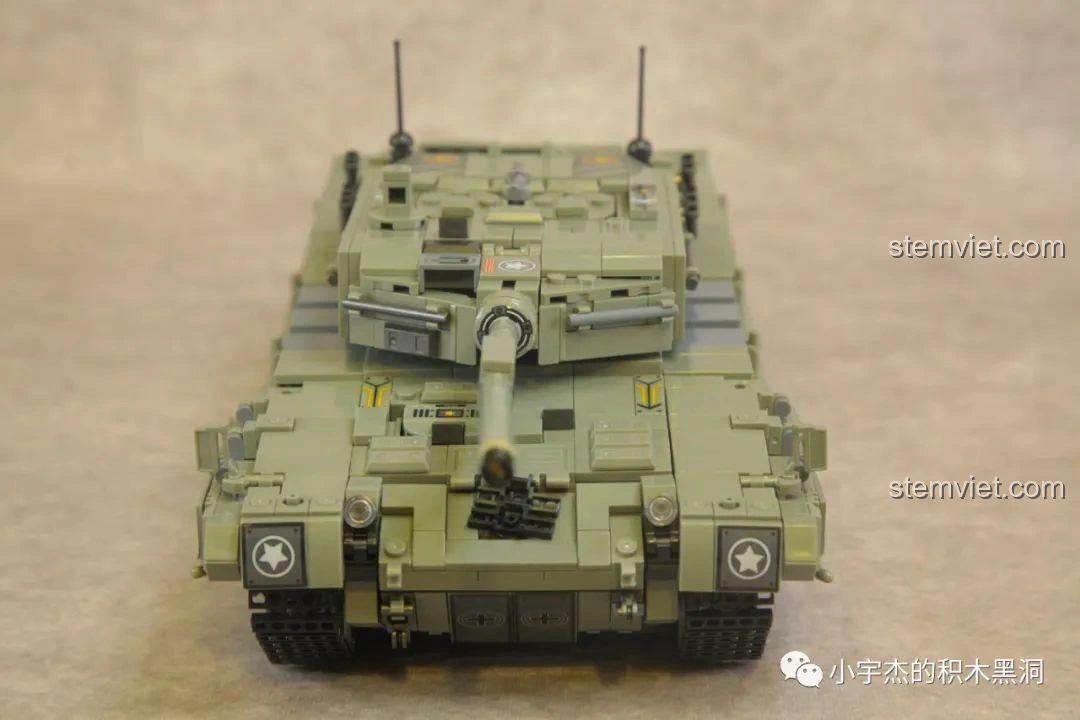 Toàn bộ 5 nhân vật lính đi kèm bộ đồ chơi lắp ráp xe tăng Leopard 2 Panlos Brick 632003, đứng thẳng hàng.