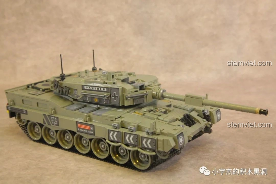 Góc nhìn nghiêng của các nhân vật lính trong bộ đồ chơi lắp ráp xe tăng Leopard 2 Panlos Brick 632003, cho thấy chi tiết trang phục.