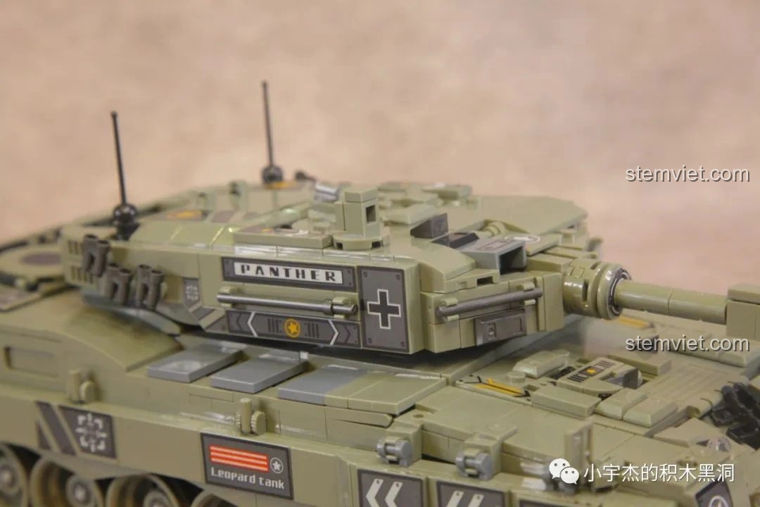 Mặt sau của các nhân vật lính trong bộ đồ chơi lắp ráp xe tăng Leopard 2 Panlos Brick 632003, cho thấy chi tiết in ấn trên lưng.