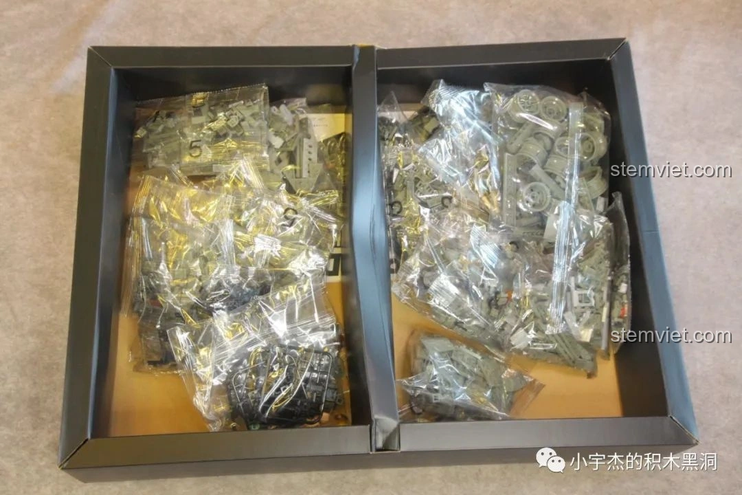 Bên trong hộp đồ chơi lắp ráp xe tăng Leopard 2 Panlos Brick 632003, các túi linh kiện được phân loại theo bước lắp ráp.