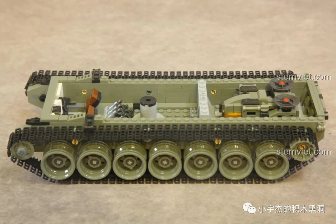 Khung gầm xe tăng Leopard 2 Panlos Brick 632003 với nội thất đã được hoàn thiện, bao gồm động cơ và khoang đạn.