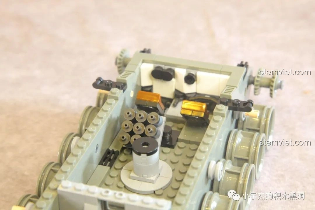 Cận cảnh nội thất bên trong khung gầm xe tăng Leopard 2 Panlos Brick 632003, với các chi tiết như khoang đạn và ghế lái.