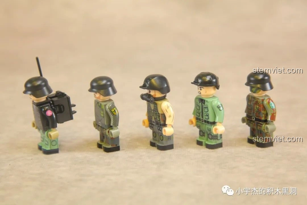 Mô hình pháo tự hành 155mm của Panlos Brick, với lớp ngụy trang xanh rằn ri và chi tiết pháo lớn, thể hiện sự đa dạng của dòng quân sự.