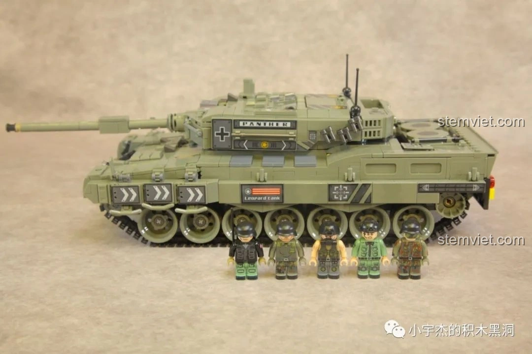 Mô hình hệ thống phóng tên lửa đa nòng của Panlos Brick, với thiết kế màu xám và các bệ phóng có thể điều chỉnh, rất ấn tượng.