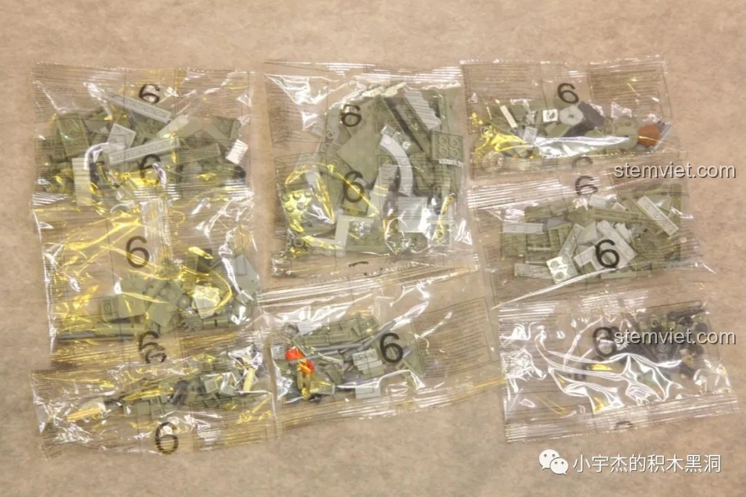 Hình ảnh so sánh mô hình xe tăng Leopard 2 Panlos Brick 632003 với xe tăng Leopard 2 thực tế đang di chuyển trên địa hình.