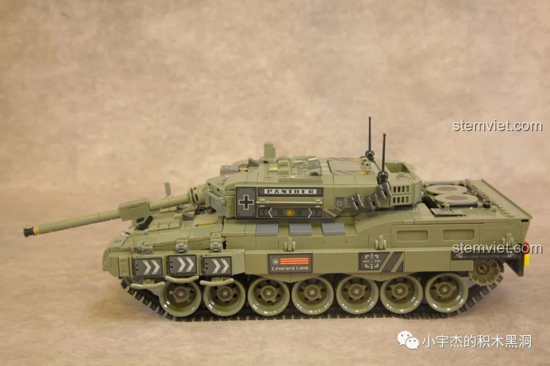 Hình ảnh so sánh mô hình xe tăng Leopard 2 Panlos Brick 632003 với xe tăng Leopard 2 thực tế được ngụy trang trong rừng.