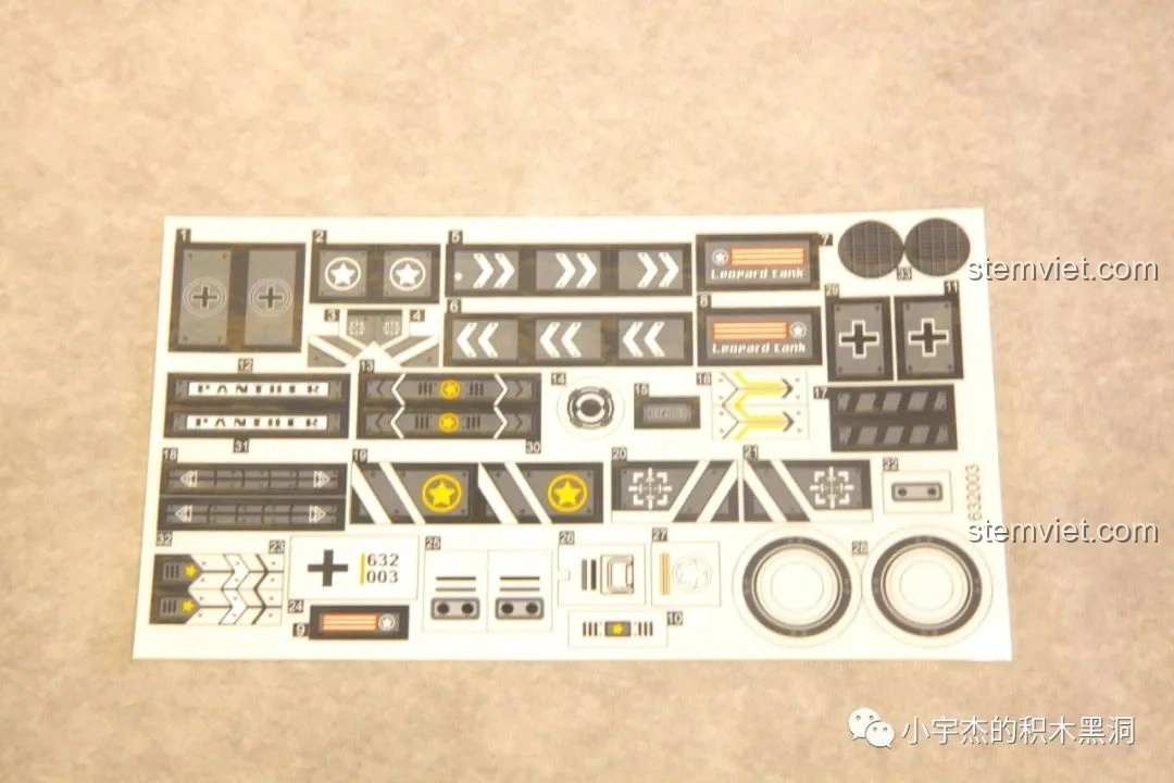 Tấm sticker lớn với nhiều họa tiết và ký hiệu quân sự dùng để trang trí mô hình xe tăng Leopard 2 Panlos Brick 632003.