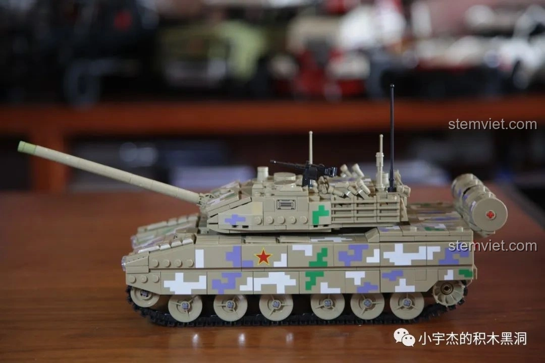 Mô hình xe tăng T90 của Panlos Brick, với lớp ngụy trang xanh rằn ri và chi tiết pháo chính, thể hiện sự đa dạng của dòng quân sự.