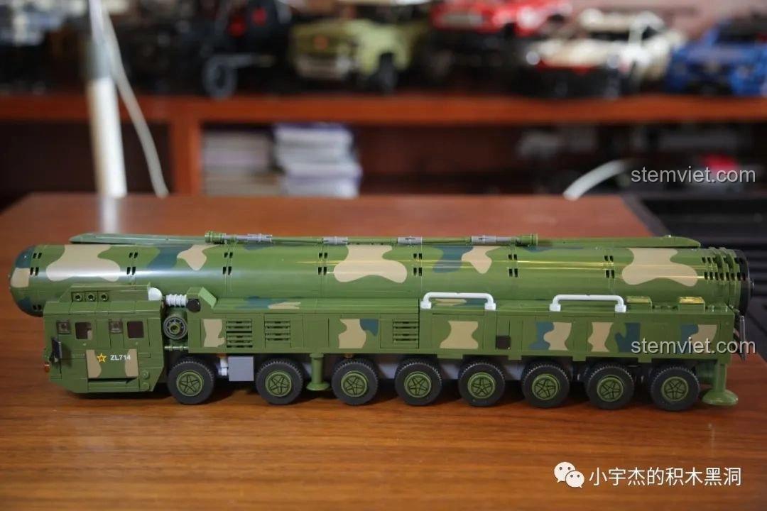 Mô hình xe tăng T90 của Panlos Brick, với lớp ngụy trang xanh rằn ri và chi tiết pháo chính, thể hiện sự đa dạng của dòng quân sự.