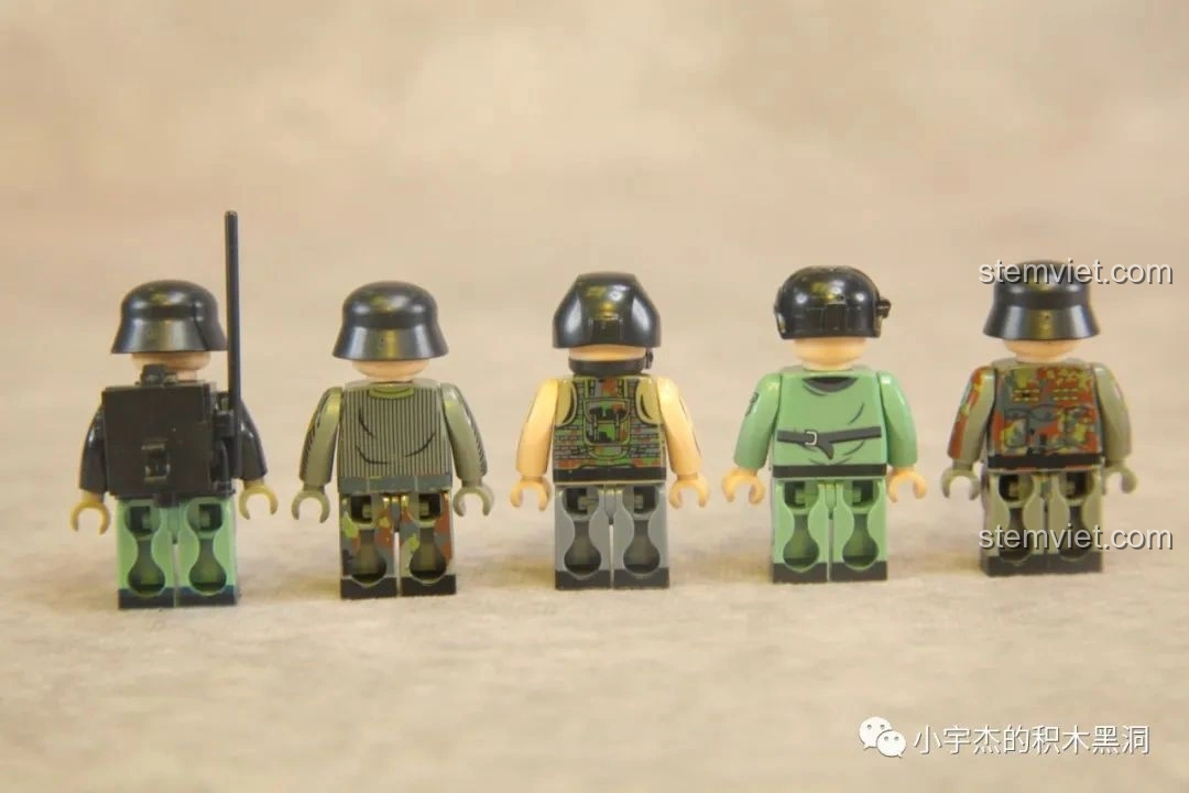 Mô hình xe tăng T90 của Panlos Brick, với lớp ngụy trang rằn ri và chi tiết pháo chính, thể hiện sự đa dạng trong bộ sưu tập quân sự.