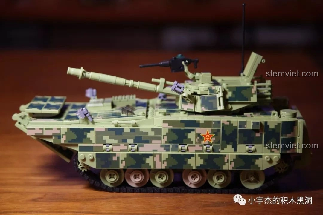 Mô hình tàu khu trục Type 055 của Panlos Brick, với thiết kế màu xám và đỏ, chi tiết pháo và radar, rất ấn tượng.