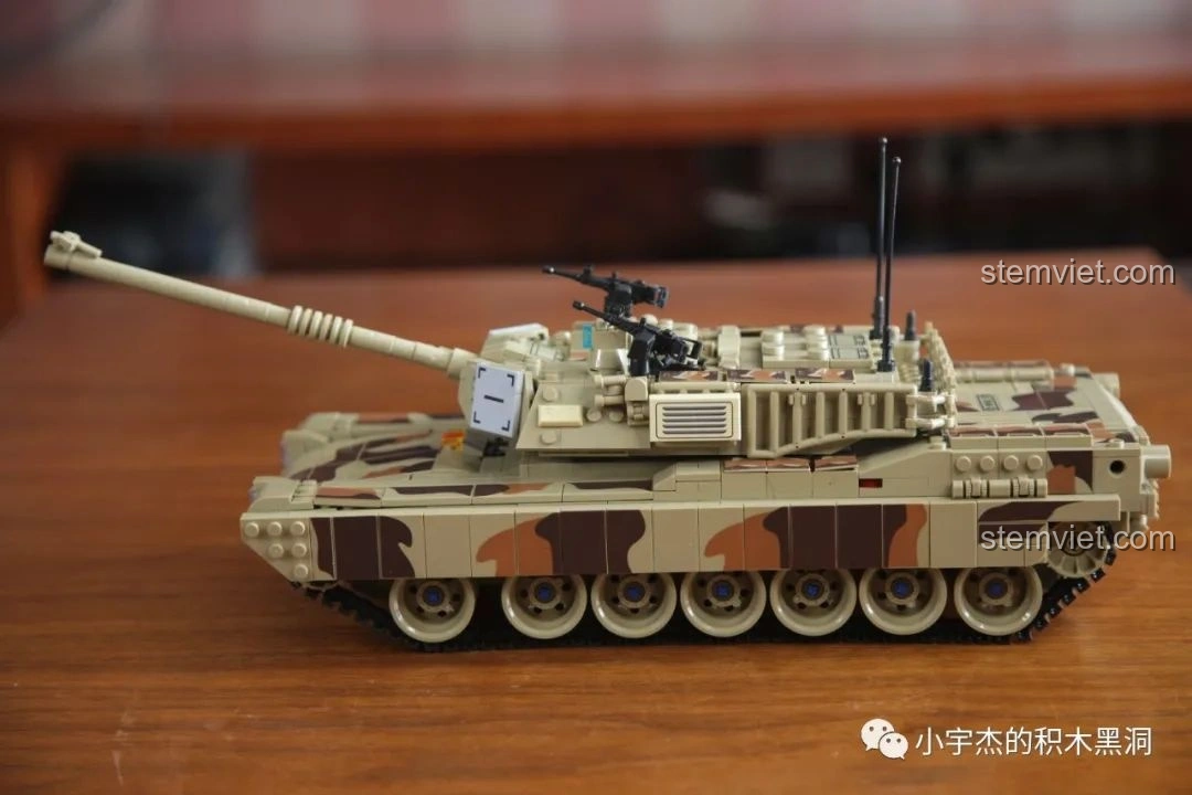 Mô hình tàu khu trục Type 055 của Panlos Brick, với thiết kế màu xám và đỏ, chi tiết pháo và radar, rất ấn tượng.