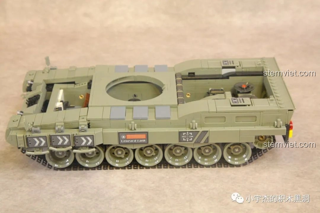 Thân xe tăng Leopard 2 Panlos Brick 632003 đã hoàn thiện, với các chi tiết bên hông và vị trí lắp tháp pháo.