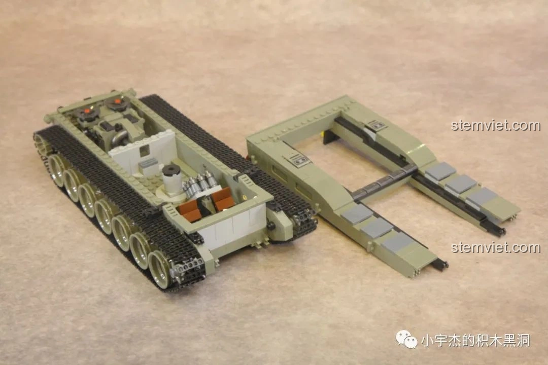 Khung gầm xe tăng Leopard 2 Panlos Brick 632003 với phần thân trên được lắp ráp theo dạng module, dễ dàng tháo rời.