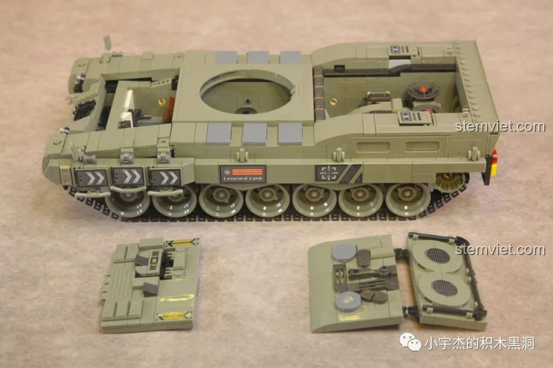 Tháp pháo của xe tăng Leopard 2 Panlos Brick 632003 đã được lắp ráp hoàn chỉnh, đặt cạnh thân xe.