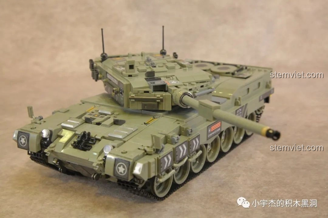 Cận cảnh tháp pháo của mô hình xe tăng Leopard 2 Panlos Brick 632003 nhìn từ phía sau, với các ăng-ten và ký hiệu quân sự.