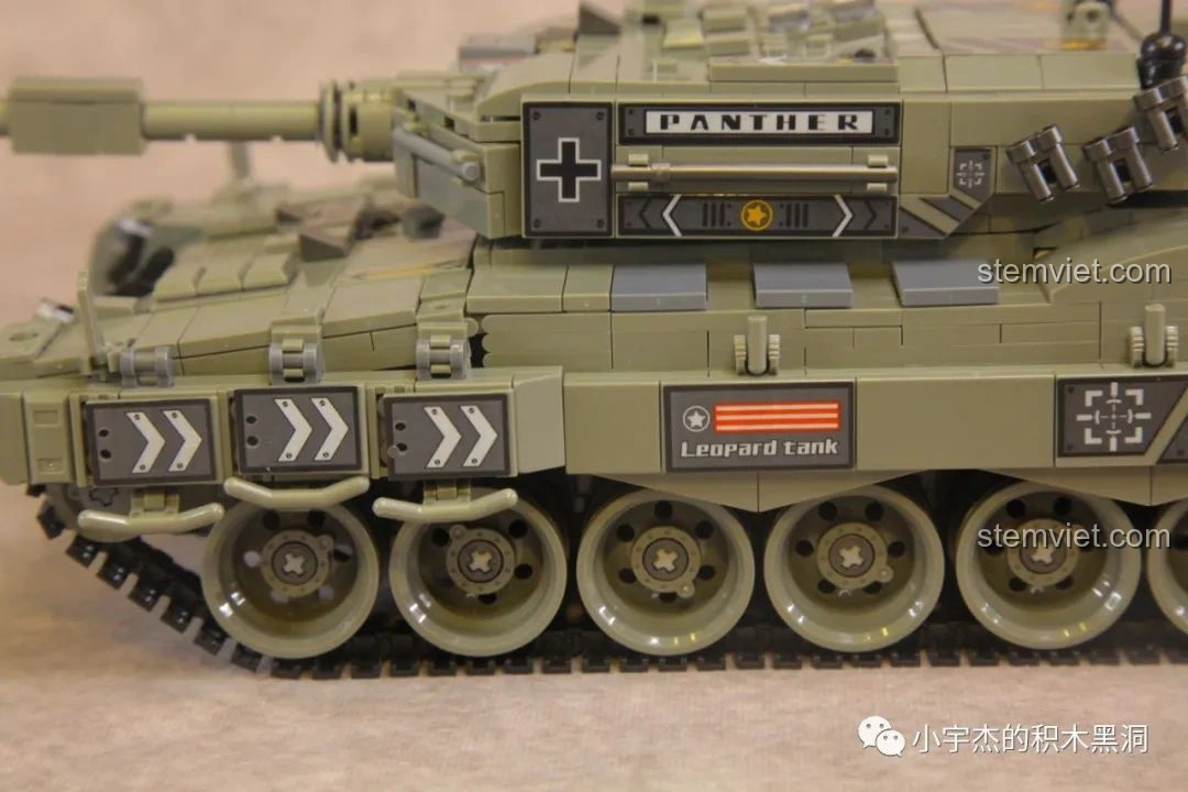 Góc nhìn từ trên xuống của mô hình xe tăng Leopard 2 Panlos Brick 632003, cho thấy tổng thể thiết kế và các chi tiết trên tháp pháo.