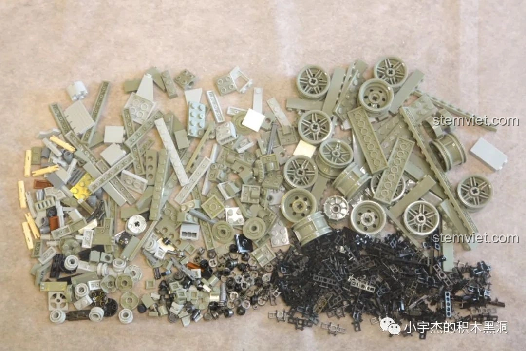 Các mảnh ghép từ túi số 1 của bộ đồ chơi lắp ráp xe tăng Leopard 2 Panlos Brick 632003 được trải ra, sẵn sàng cho việc lắp ráp khung gầm.