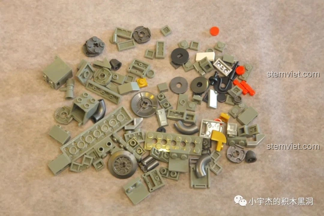 Các mảnh ghép từ túi số 2 của bộ đồ chơi lắp ráp xe tăng Leopard 2 Panlos Brick 632003 được trải ra, bao gồm các chi tiết nhỏ cho nội thất.