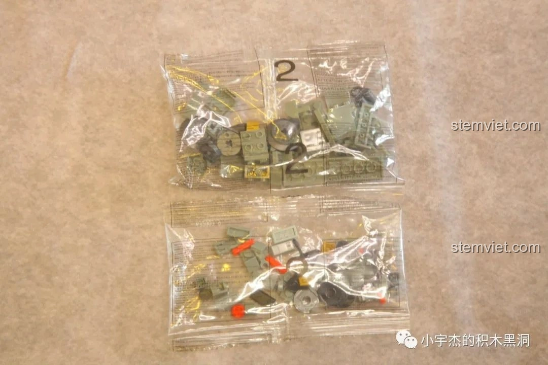 Các túi linh kiện được đánh số 2 của bộ đồ chơi lắp ráp xe tăng Leopard 2 Panlos Brick 632003, chứa ít mảnh ghép hơn.