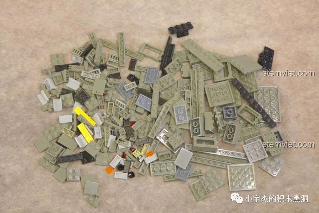 Các mảnh ghép từ túi số 3 của bộ đồ chơi lắp ráp xe tăng Leopard 2 Panlos Brick 632003 được trải ra, sẵn sàng cho việc lắp ráp phần thân trên.