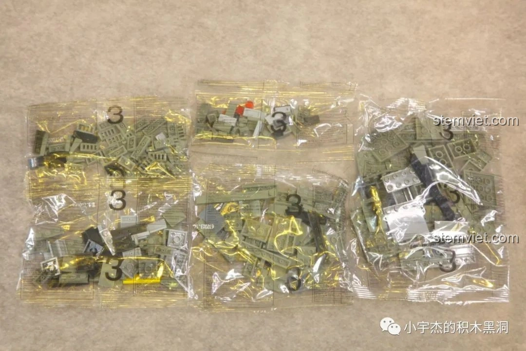 Các túi linh kiện được đánh số 3 của bộ đồ chơi lắp ráp xe tăng Leopard 2 Panlos Brick 632003, chứa nhiều mảnh ghép hơn.