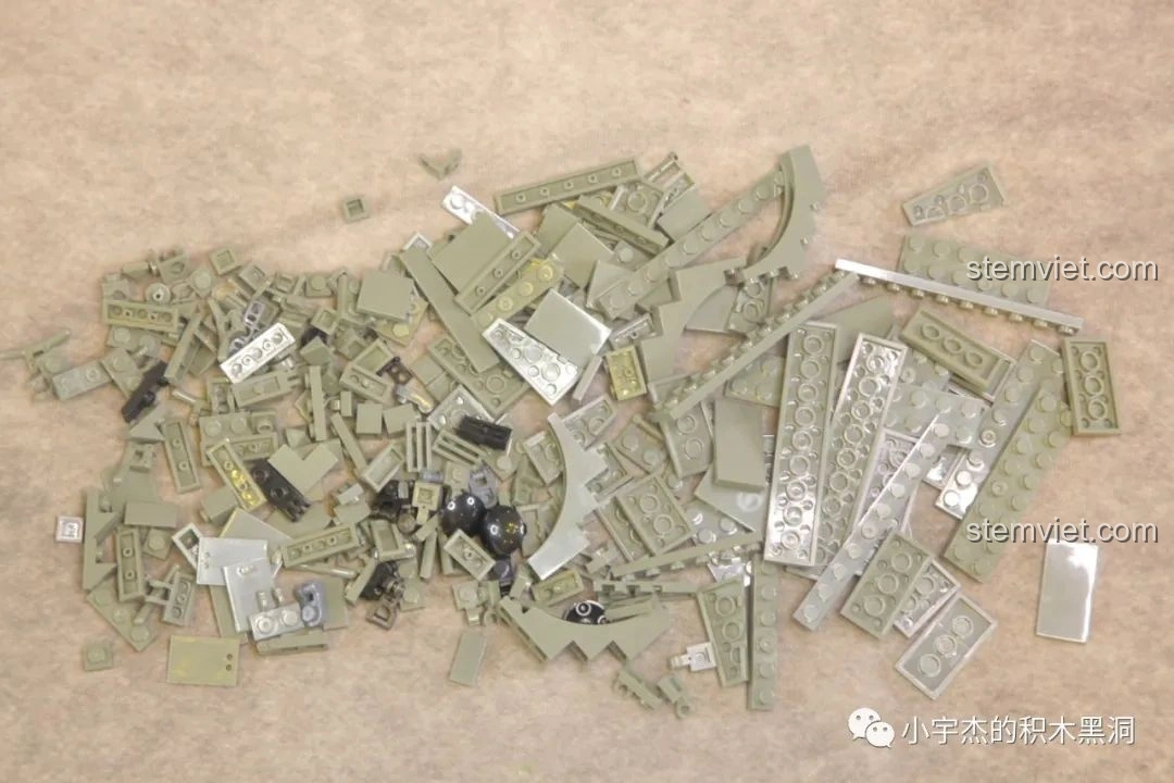 Các mảnh ghép từ túi số 4 của bộ đồ chơi lắp ráp xe tăng Leopard 2 Panlos Brick 632003 được trải ra, sẵn sàng cho việc lắp ráp tháp pháo.