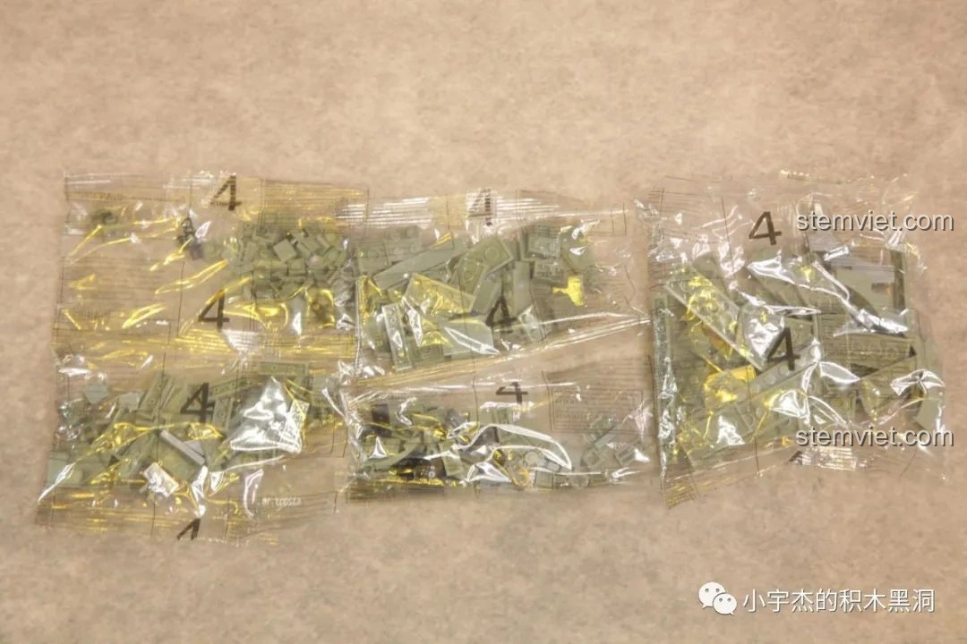 Các túi linh kiện được đánh số 4 của bộ đồ chơi lắp ráp xe tăng Leopard 2 Panlos Brick 632003, chứa nhiều mảnh ghép hơn.