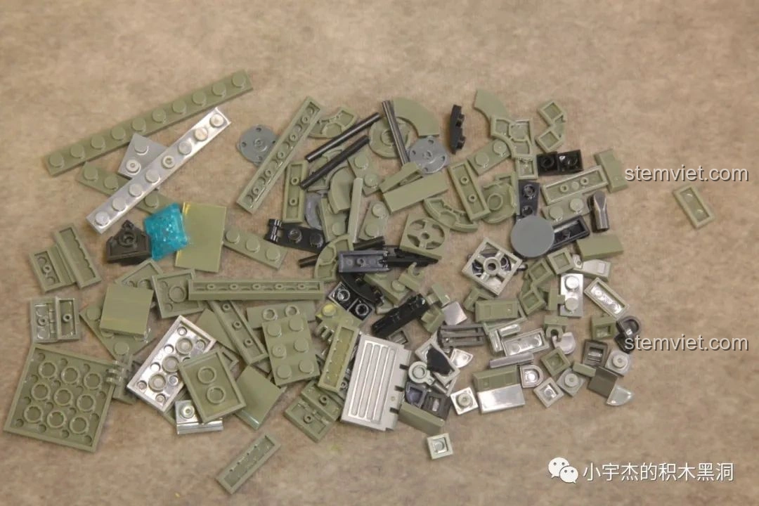 Các mảnh ghép từ túi số 5 của bộ đồ chơi lắp ráp xe tăng Leopard 2 Panlos Brick 632003 được trải ra, sẵn sàng cho việc hoàn thiện tháp pháo.