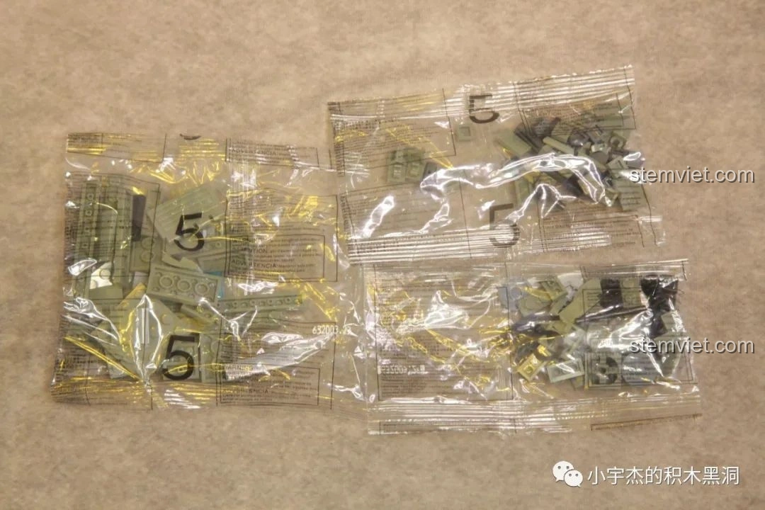 Các túi linh kiện được đánh số 5 của bộ đồ chơi lắp ráp xe tăng Leopard 2 Panlos Brick 632003, chứa nhiều mảnh ghép hơn.