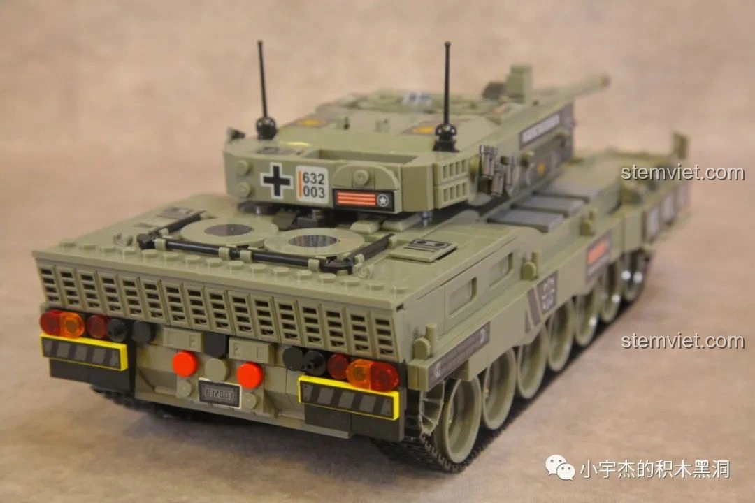 So sánh kích thước giữa mô hình xe tăng Leopard 2 Panlos Brick 632003 và một mô hình xe tăng Challenger khác, cho thấy sự tương đồng về tỉ lệ.