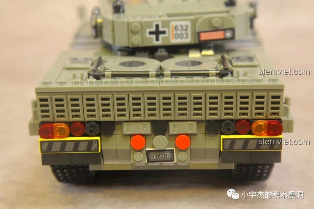 Góc nhìn phía trước khi so sánh hai mô hình xe tăng Leopard 2 Panlos Brick 632003 và Challenger, đều rất ấn tượng về chi tiết.