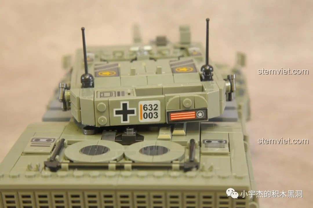 Góc nhìn nghiêng khi so sánh hai mô hình xe tăng Leopard 2 Panlos Brick 632003 và Challenger, cho thấy sự khác biệt trong thiết kế tổng thể.