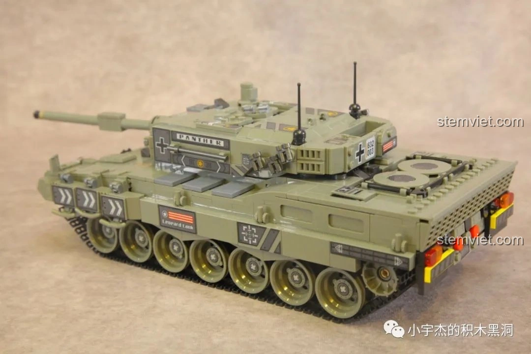 Góc nhìn bên hông khi so sánh hai mô hình xe tăng Leopard 2 Panlos Brick 632003 và Challenger, cho thấy chi tiết xích và thân xe.