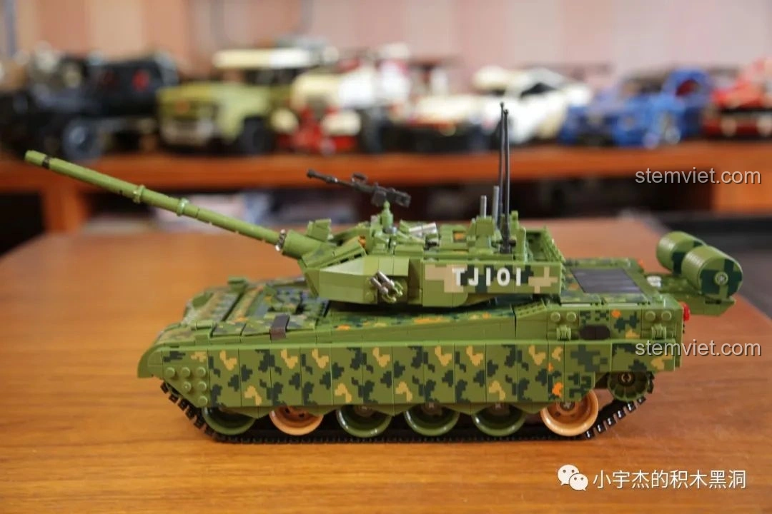 Mô hình xe bọc thép chở quân của Panlos Brick, với lớp ngụy trang xanh rằn ri và chi tiết súng máy, thể hiện sự đa dạng của dòng quân sự.