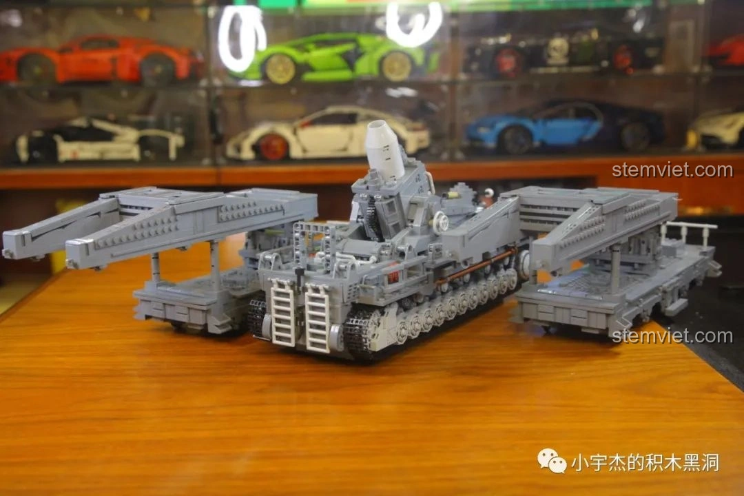 Mô hình xe tải quân sự với tên lửa đạn đạo của Panlos Brick, có lớp ngụy trang xanh và tên lửa lớn trên bệ phóng.