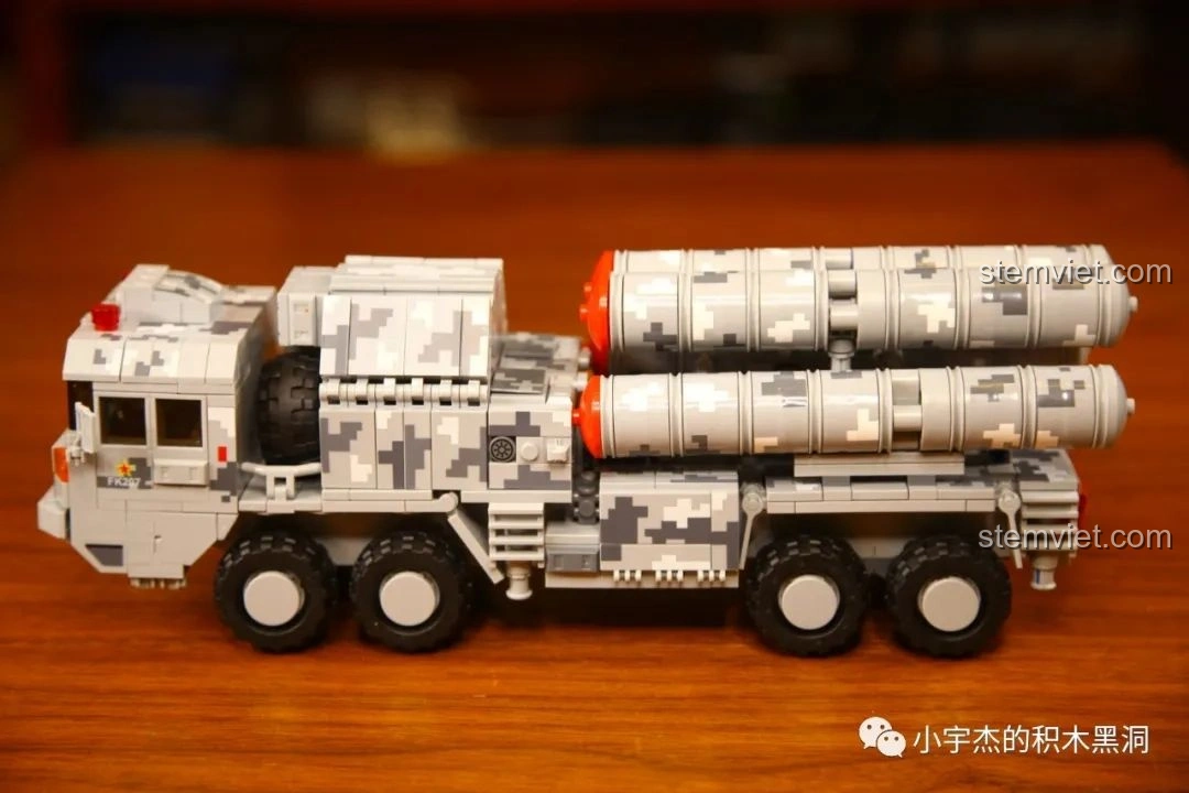 Mô hình xe tải quân sự với tên lửa đạn đạo DF-17 của Panlos Brick, có lớp ngụy trang xanh và tên lửa lớn trên bệ phóng.