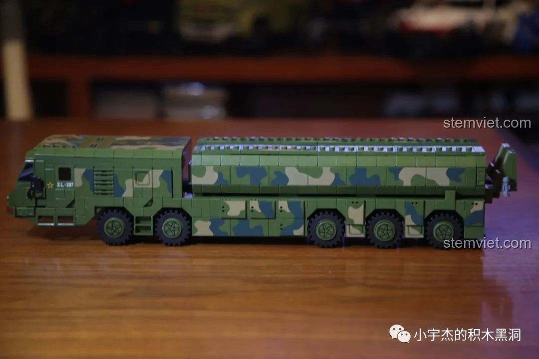 Mô hình xe tải quân sự với tên lửa đạn đạo của Panlos Brick, có lớp ngụy trang xanh và tên lửa lớn trên bệ phóng.
