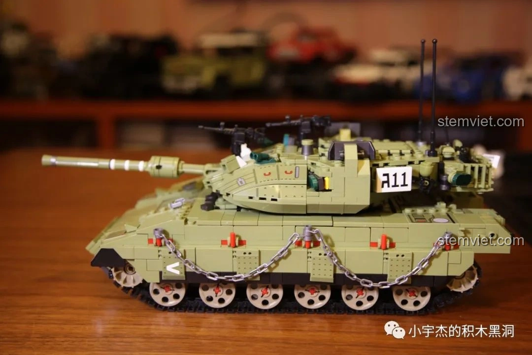 Mô hình xe tải quân sự với tên lửa đạn đạo của Panlos Brick, có lớp ngụy trang xanh và tên lửa lớn trên bệ phóng.