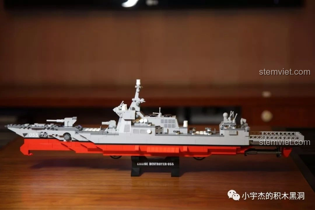 Mô hình xe tải quân sự với tên lửa đạn đạo DF-17 của Panlos Brick, có lớp ngụy trang xanh và tên lửa lớn trên bệ phóng.