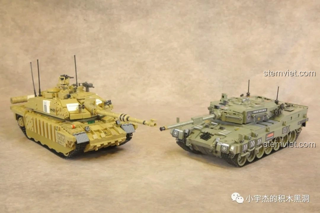 Mô hình xe tải quân sự với tên lửa đạn đạo của Panlos Brick, có lớp ngụy trang xám và tên lửa lớn trên bệ phóng.