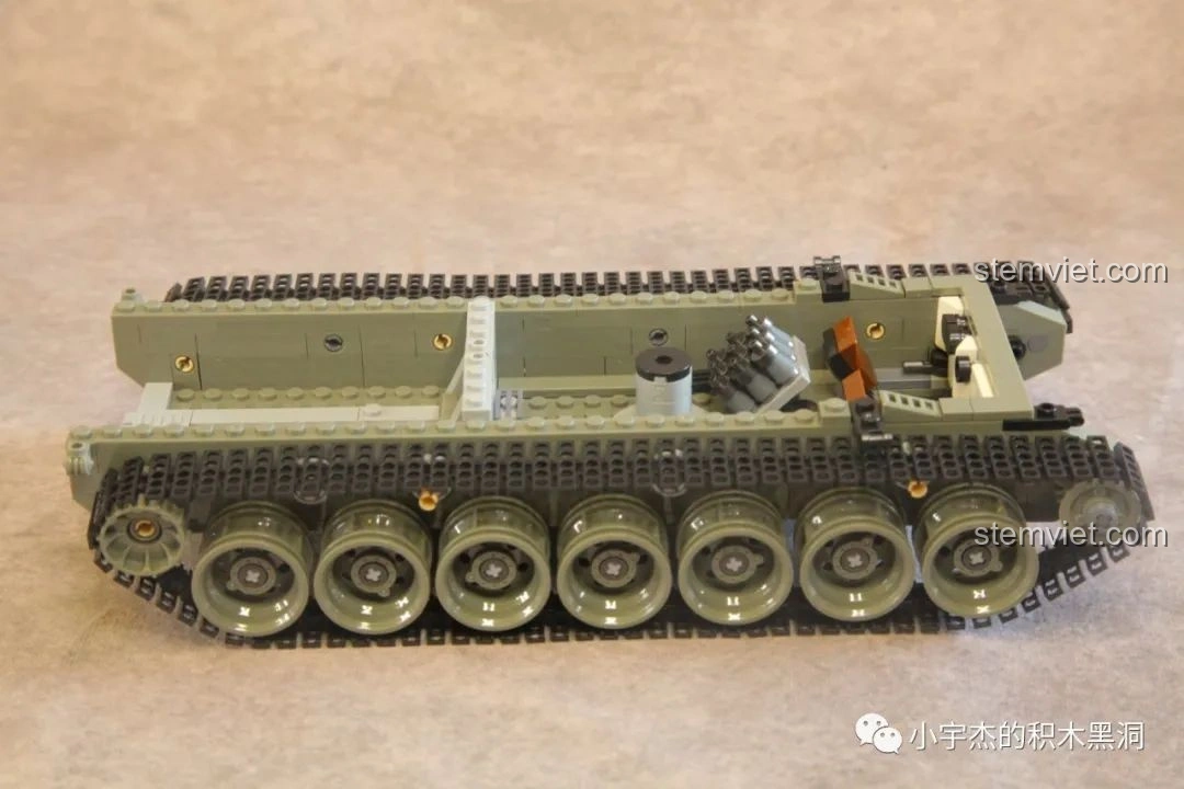 Xe tăng Leopard 2 Panlos Brick 632003 với xích xe đã được lắp đặt hoàn chỉnh trên khung gầm, sẵn sàng di chuyển.