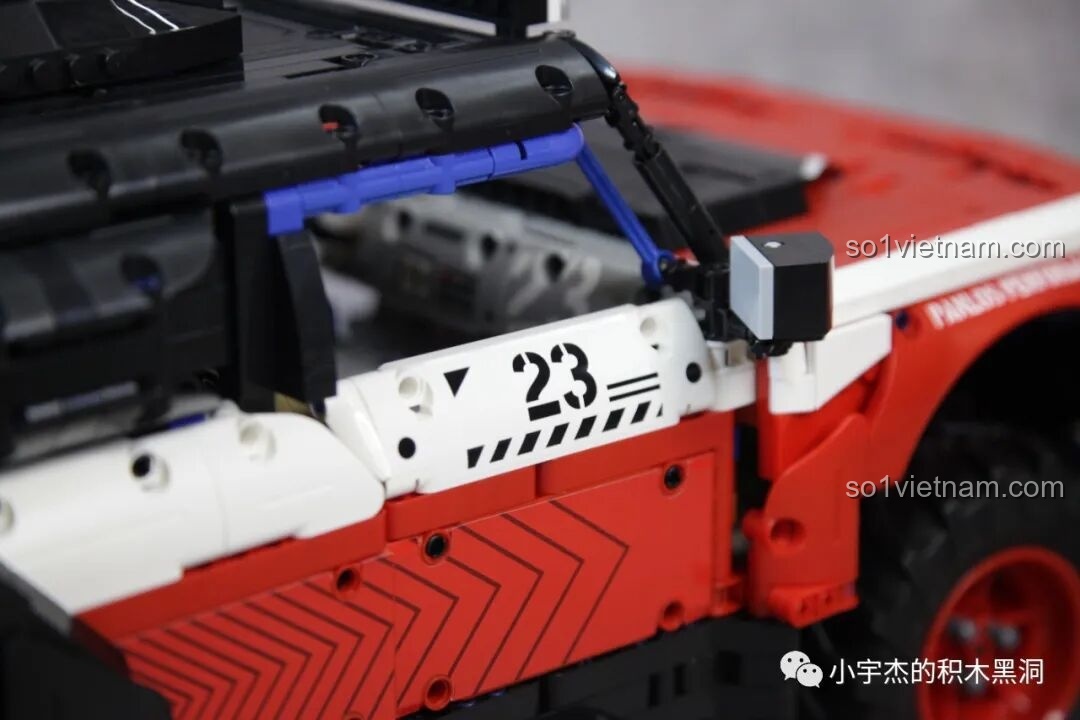 Cận cảnh chi tiết hơn bảng điều khiển của PanlosBrick 673101 Ford Bronco, với các nút bấm và màn hình nhỏ.