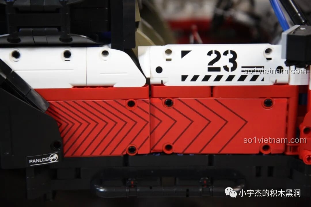 Cận cảnh bảng điều khiển và đồng hồ tốc độ của PanlosBrick 673101 Ford Bronco, được tái hiện chi tiết qua decal.