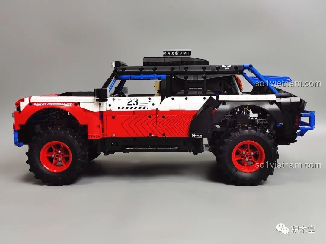 Cận cảnh bánh xe và vòm bánh xe của PanlosBrick 673101 Ford Bronco Xe Địa Hình, với logo Panlos Performance.